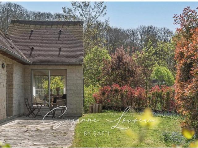 Une maison entourée de verdure, à vous d'en écrire la suite