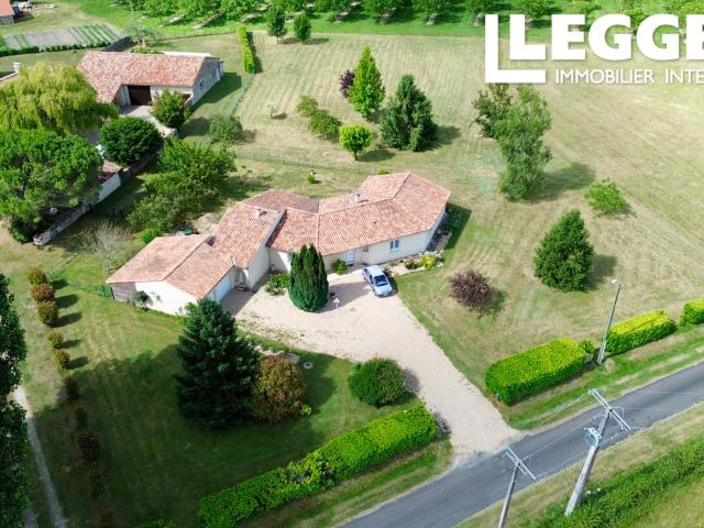 Une maison familiale de 4 chambres, un grand salon/salle à manger, une excellente DPE dans un grand terrain