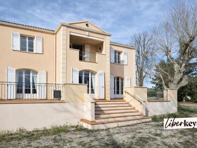 Une Maison Familiale de 236 m² sur 2 700 m² de Terrain Plein Sud