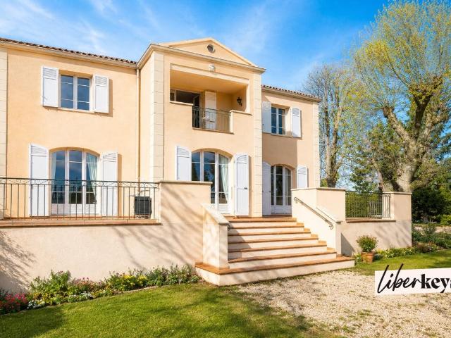 Une Maison Familiale de 236 m² sur 2 700 m² de Terrain Plein. 236m² Manosque