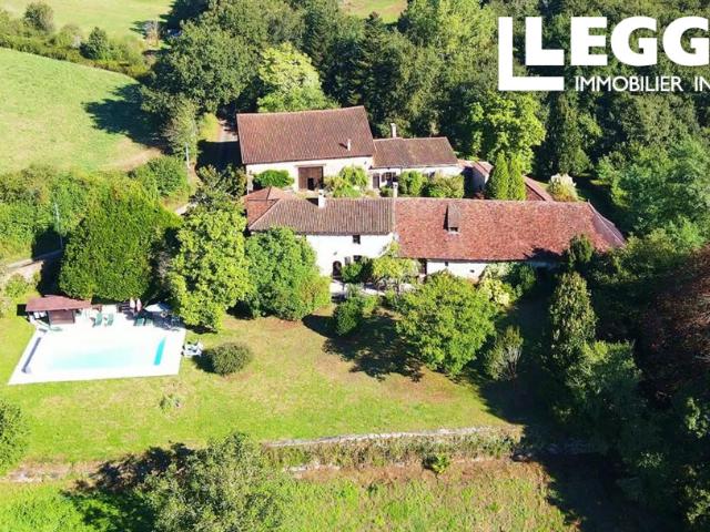 Une maison forte historique du 13ème siècle, riche en caractère et en charme, comprenant trois résidences dist