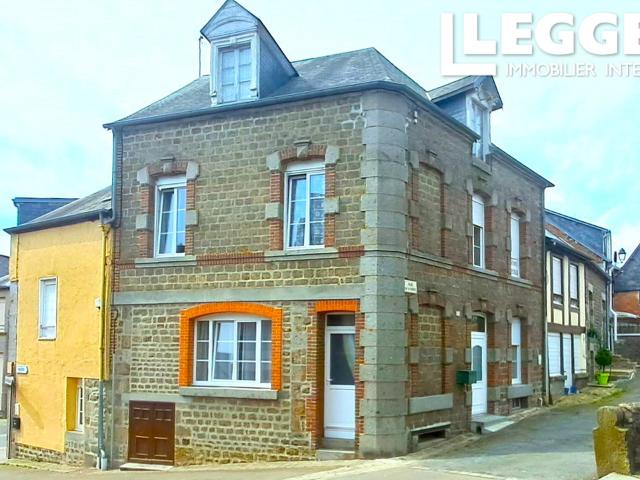 Une maison idéale: une maison de ville de trois chambres, à deux pas de commerces. Restaurant/bar en village!