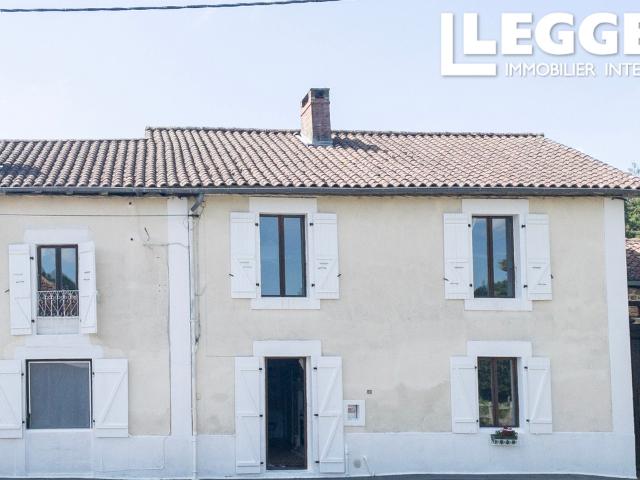 Une maison impeccable située au bord du village, 4 chambres 2 sdb, économe en énergie, joli jardin, grange