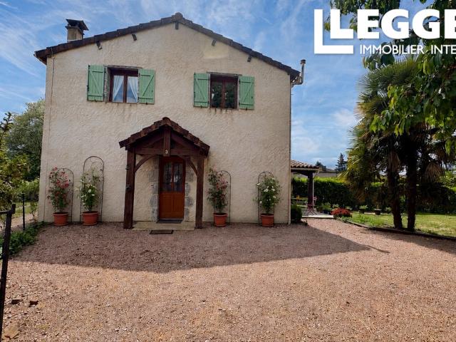 Une maison jumelée de 3 chambres. Vendue meublée. Espace de vie ouvert, emplacement calme au cœur du village
