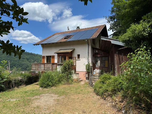 Une maison pleine de potentiel avec vue dégagée, au coeur d’un environnement paisible !