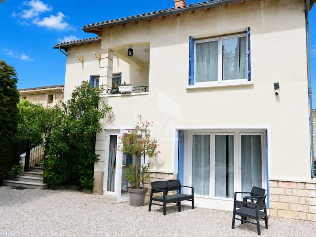Une maison rénovée aux multiples possibilités, avec sa belle piscine !