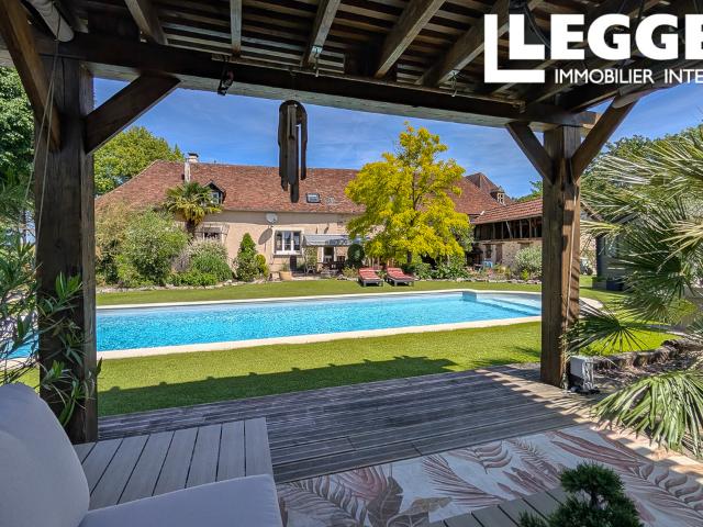 Une maison rénovée avec goût, comprenant 3 chambres, un grand jardin et une piscine