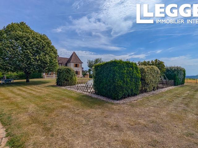 Une maison style périgourdine avec piscine couverte, jardin arboré, 2 prairies et une vue panoramique !