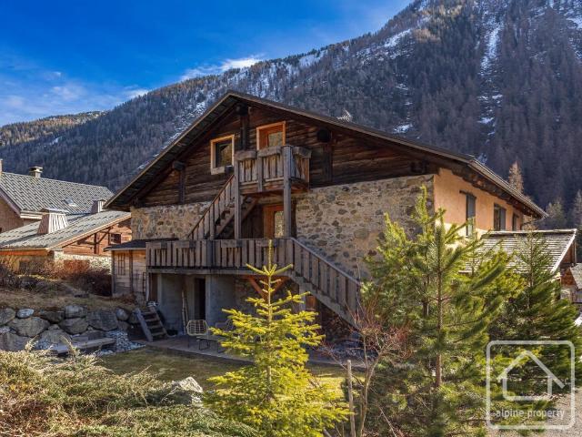 Une maison savoyarde traditionnelle de 380m2, entièrement me. 380m² Vallorcine