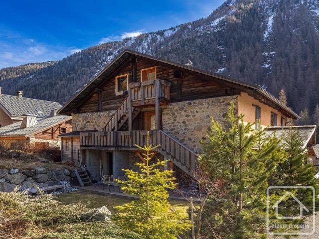 Une maison savoyarde traditionnelle de 380m2, entièrement meublée avec jardin paysagé au cœur de Vallorcine, à 1 km des remontées mécaniques