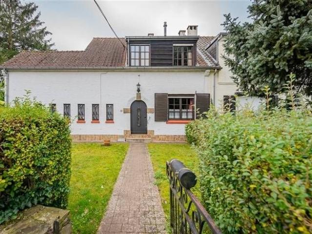 Une maison semi mitoyenne pleine de charme et de potentiel!