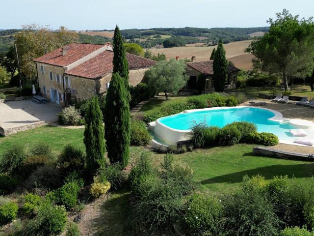 Une somptueuse propriété gasconne, avec une vue imprenable, une piscine à débordement et un court de tennis privé