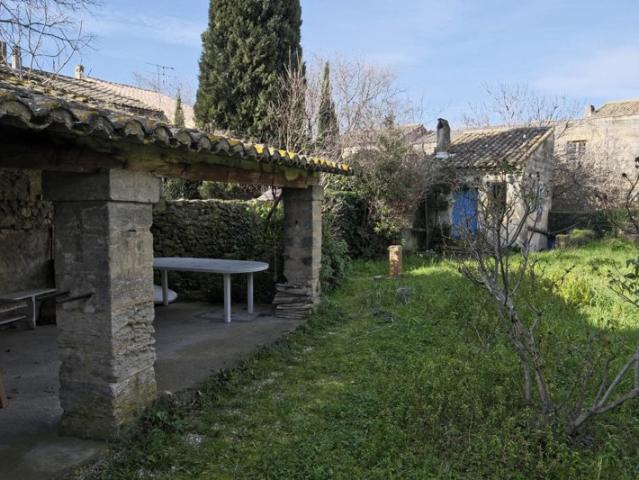 Une situation exceptionnelle: maison de ville avec jardin arbor
