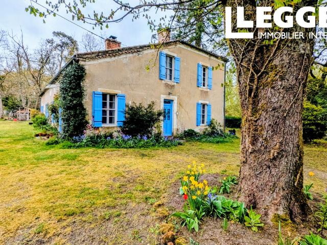 Une spacieuse maison de caractère comprenant 4 chambres, située dans le cadre rural paisible des Landes