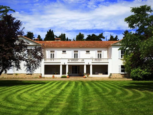 Une superbe propriété camarguaise à 10 minutes en voiture de. 1000m² Raphèle lès Arles