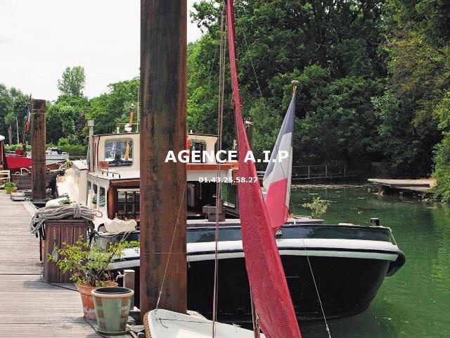 Une péniche en bord de Marne.