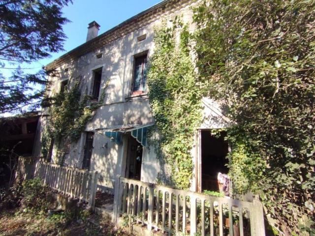 Une PERLE à rénover, terrain 8550m2, source, atelier etc.