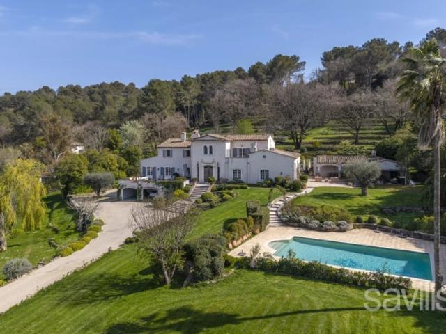Une Proprieté Majestueuse au Cœur de Valbonne