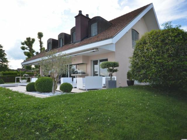 Une propriété avec deux villas séparées, un accès direct au lac