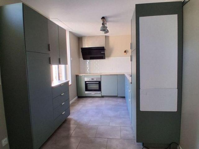 Une propriété bâtie comprenant: *Une maison à usage d'habitation, élevée d'un étage sur re.