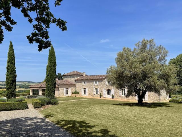 Une propriété de caractère superbement restaurée, avec vues. 371m² Lectoure
