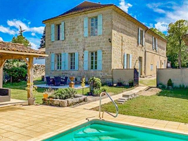 Une propriété de village importante et de caractère avec pis. 334m² Lauzun