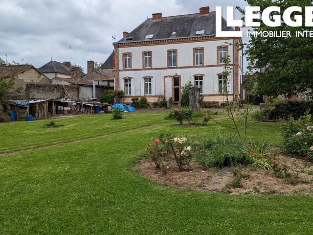 Une propriété de 6 chambres avec deux appartements de 1 chambre avec jardin située au cœur du village Valanjou