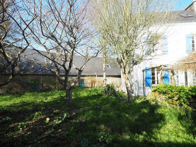 Une propriété, deux maisons en pierres autour d'un joli jardin privatif