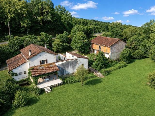 Une Propriété d'Exception au Bord de la Rivière avec de Supe. 130m² Nanteuil en Vallée
