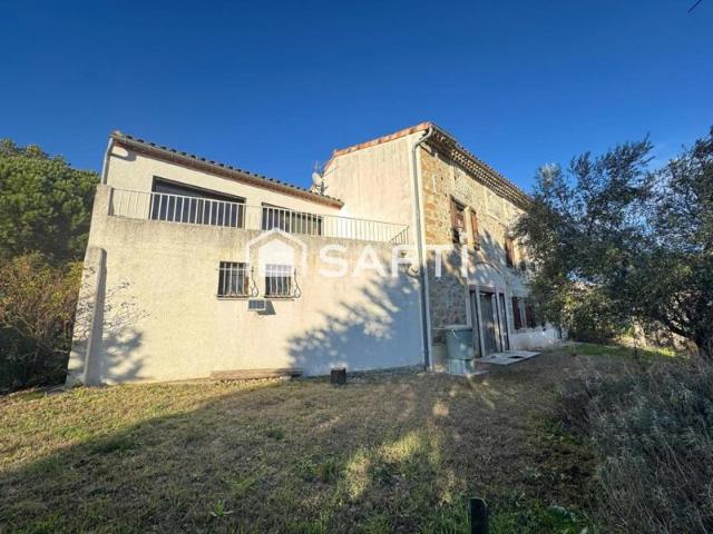 Maison en pierre avec des panneaux solaires, double garage,un grenier aménageable sur Cépie