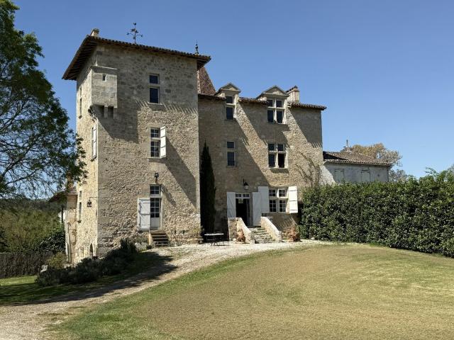 Une propriété historique d'exception située dans un petit ha. 339m² Nérac