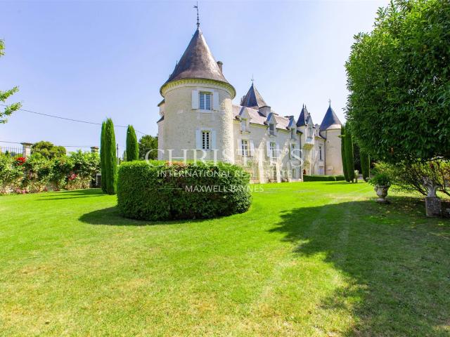Une Rare Demeure Aristocratique Française Au Patrimoine Rema. 902m² Brantôme