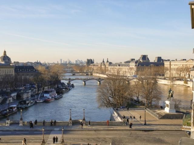 Une rarissime et élégante maison de ville sur la Seine