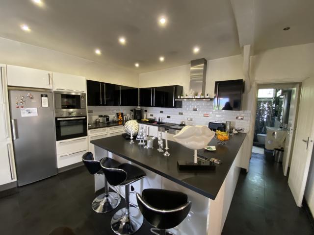 Une très belle maison dans un quartier résidentiel, un grand séjour salle à manger, trois chambres