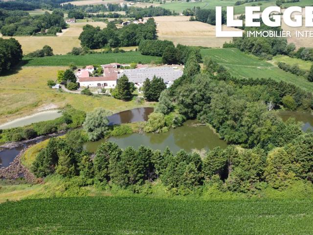 Une très grande propriété dans un cadre magnifique avec un énorme potentiel. 3 étangs. Ateliers. Gites