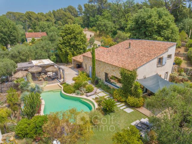 Une villa contemporaine de 160 m2 avec une annexe de 60 m2, sur un terrain de 2 600 m