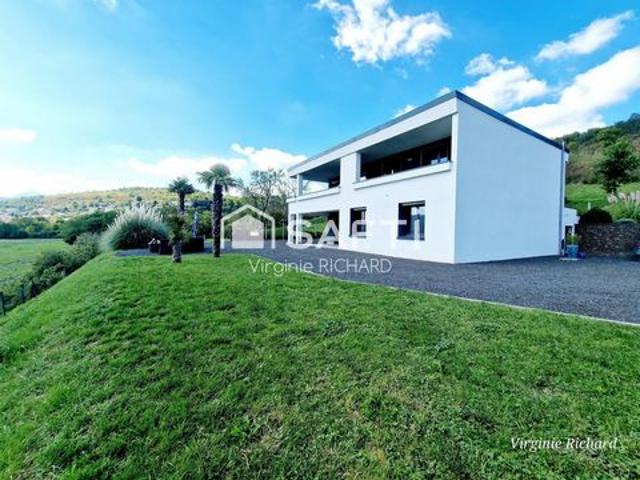 Une villa contemporaine ou confort et sérénité se conjuguent. Ici, l'intimité est garantie à vie