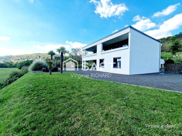 Une villa contemporaine ou confort et sérénité se conjuguent. Ici, l'intimité est garantie à vie