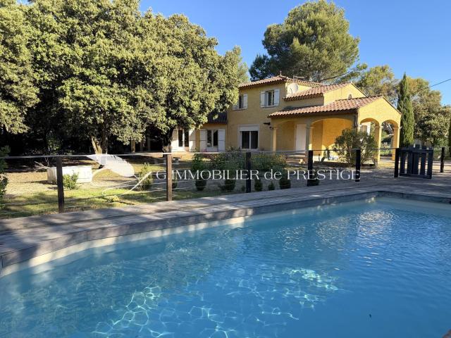 Une villa avec piscine et jardin arboré 152m² Mazan