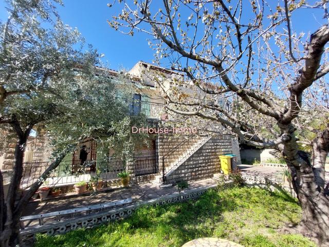 Une villa, deux logements, un T5 et un T3 voir T4, 2 Garages, 6 places de parking