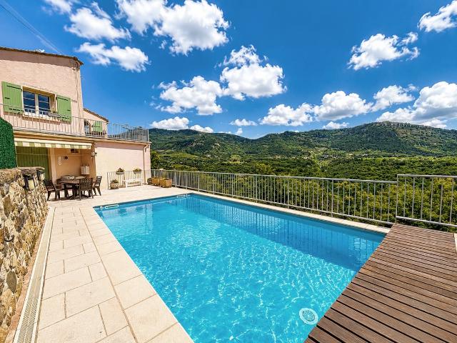 Une villa de 157 m2 avec une vue imprenable, une piscine cha. 157m² Saint Etienne de Boulogne