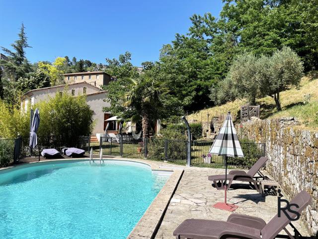 Une villa de 212 m2 avec 3797 m2 de jardin et piscine, 5 cha