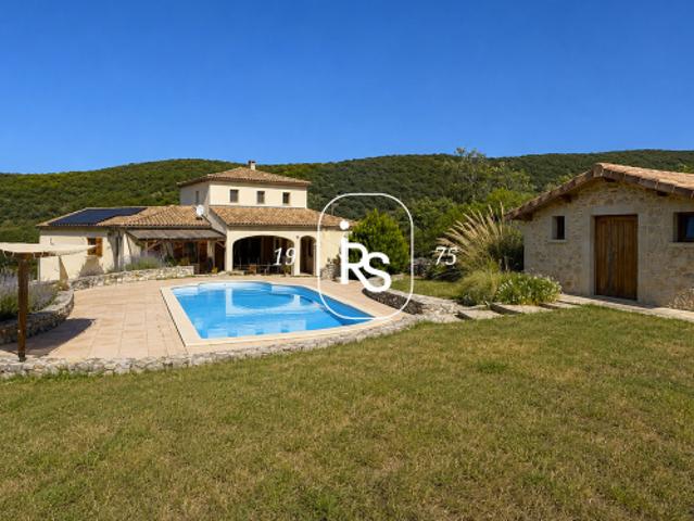 Une villa de caractère de 124 m2 avec piscine, garage et dép