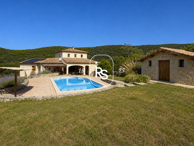 Une villa de caractère de 124 m2 avec piscine, garage et dépendances sur 4300 m2 de terrain avec oliviers