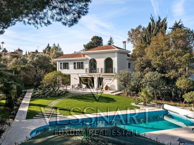 Une villa entièrement rénovée avec un magnifique jardin plat 280m² Antibes