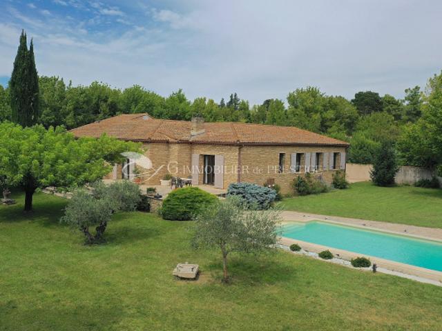 Une villa en pierre avec piscine