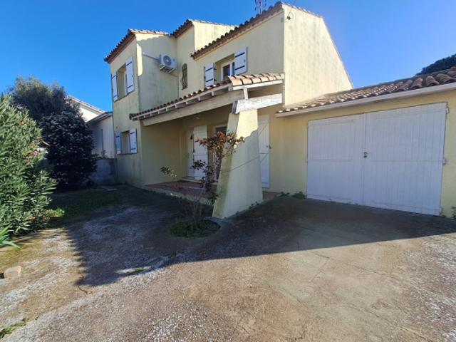 Une villa fonctionnelle et chaleureuse, située dans un envir