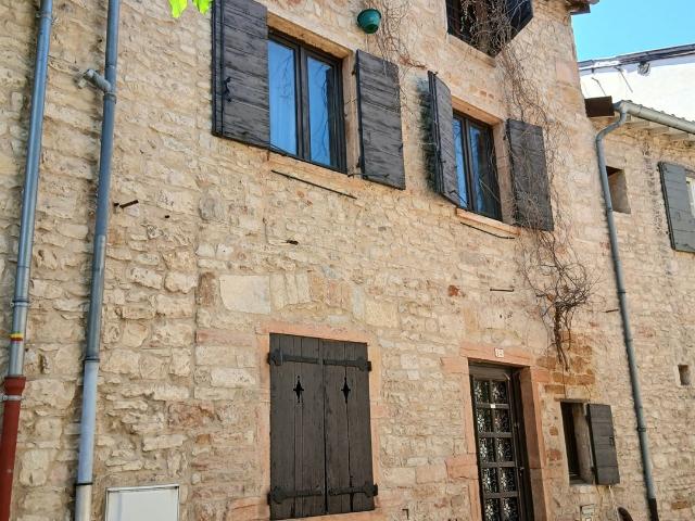Une villa, une opportunité pour les amoureux de la rénovatio. 80m² Chazay d'Azergues