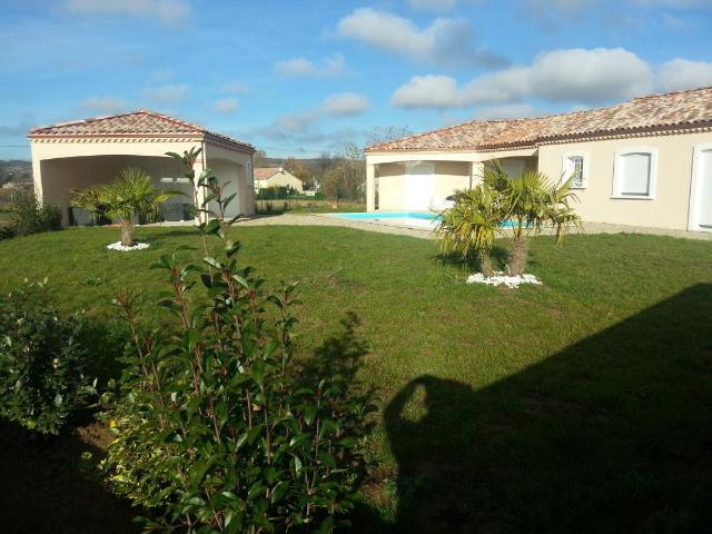 Une vue, une grande maison contemporaine, un sous sol et une petite forêt!
