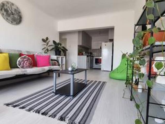 unfurnished 2 bed, 1 bath flat in se.
